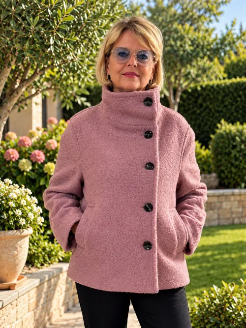 Giacca da donna rosa con collo alto e bottoni neri