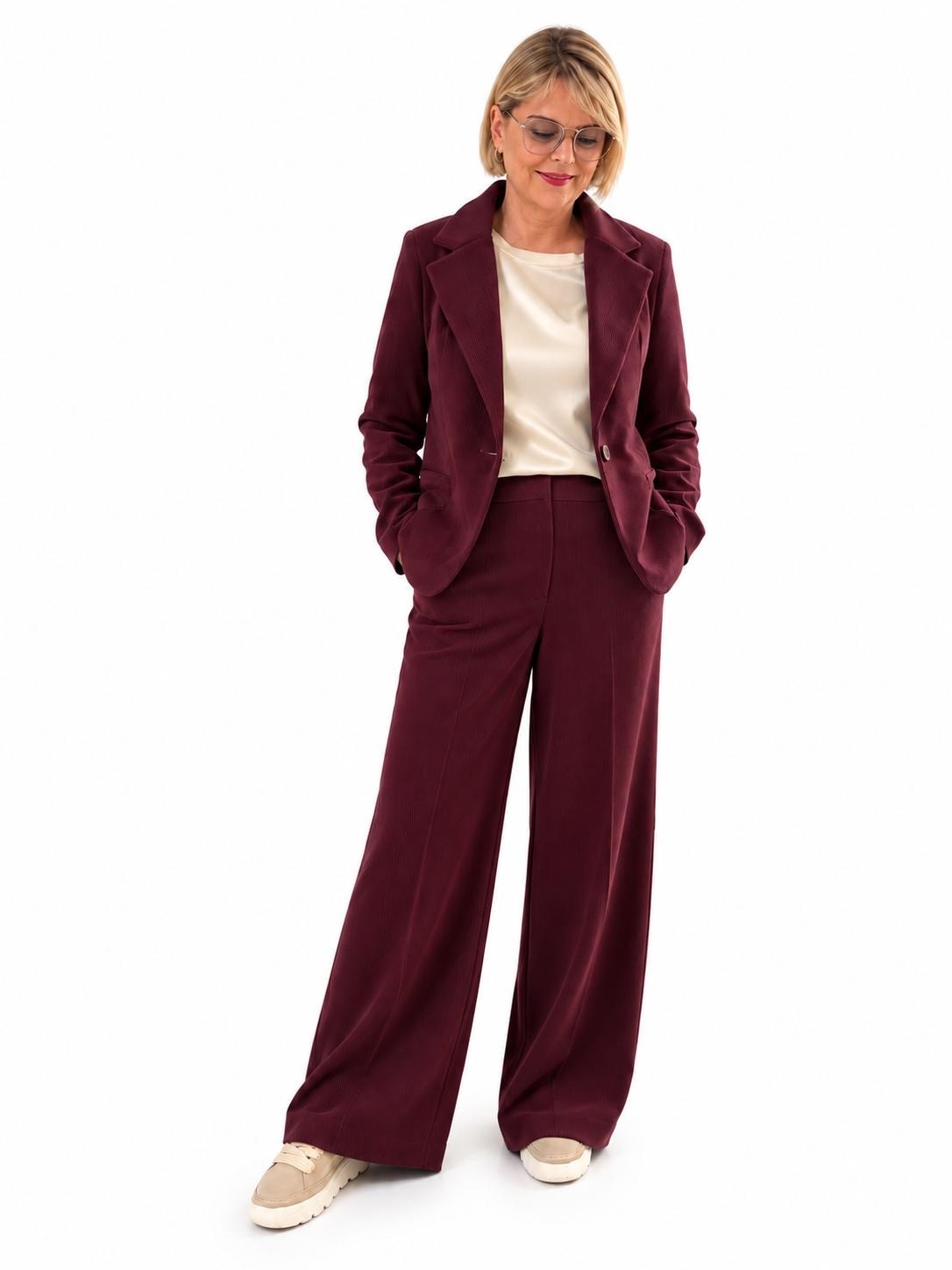Completo da donna color bordeaux con giacca e pantaloni